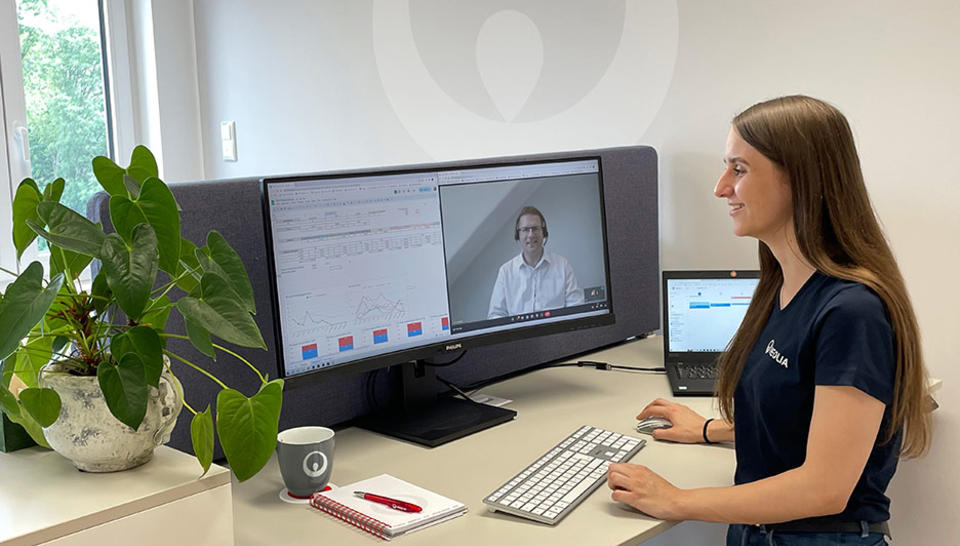 Azubi Sina bei einer Online-Konferenz im Büro von Veolia Water Technologies