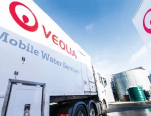 Seitenansicht eines LKW mit mobiler Wasseraufbereitungsanlage von Veolia