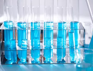 Laborwasser in Reagenzgläsern