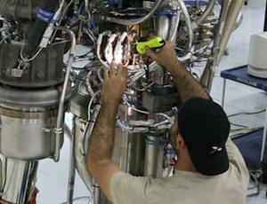 Mann in Produktionshalle prüft SpaceX-Raketentechnik. (C) Pexels 586097