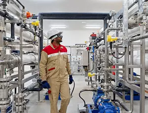 Ingenieur steht zwischen zwei SIRION Umkehrosmoseanlagen von Veolia