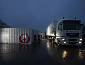 Veolia Mobile Water Service Trailer mit Container
