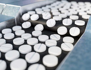 Tabletten auf einem Produktions-Förderband