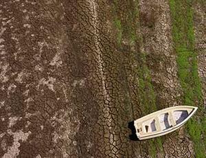 Ruderboot auf ausgetrockneten Flussbett 