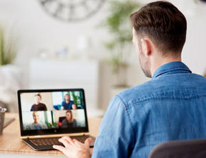 Mensch vor Rechner in einer Videokonferenz