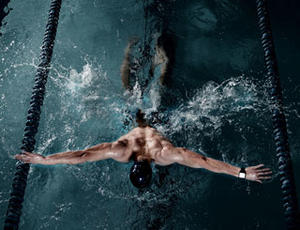 männlicher Schwimmer, Brustschwimmen