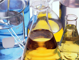 Verschiedenfarbige Chemikalien in Glasbehältern