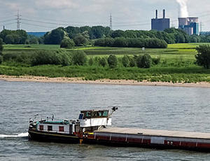 Fluss mit Industriepark im Hintergrund