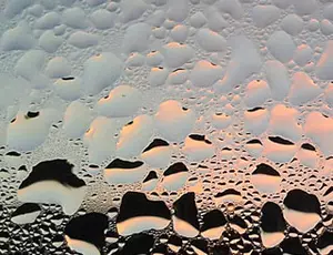 Kondensierte Wassertropfen an einer Glasscheibe