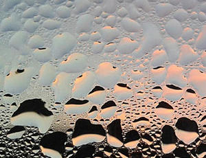 Kondensierte Wassertropfen an einer Glasscheibe
