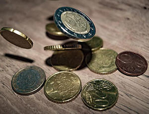 Euromünzen fallen