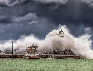 Sturm mit großer Welle an einem Hafen