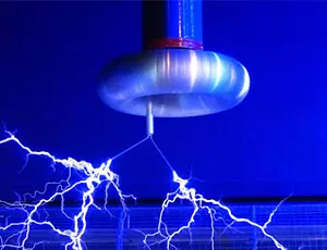 Tesla-Spule erzeugt Hochspannungs-Blitze