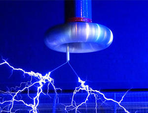 Tesla-Spule erzeugt Hochspannungs-Blitze