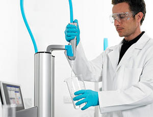 Laborant bedient das ELGA Reinstwassersystem PURELAB flex