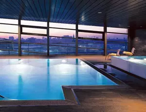 Ein Schwimmbad mit Ausblick über die Stadt