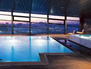 Ein Schwimmbad mit Ausblick über die Stadt