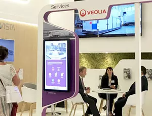 Veolia Messestand mit Besuchern