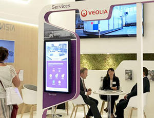 Veolia Messestand mit Besuchern