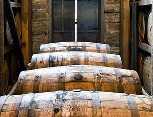 Weinfässer im Keller einer Destillerie 