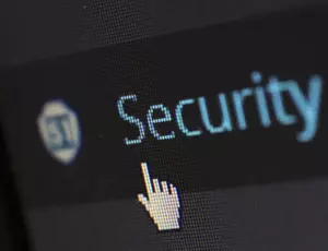 Bildschirm zeigt den Text "Security"