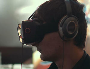Mann nutzt VR-Brille