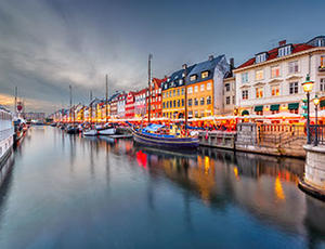 Kanal in Kopenhagen bei Dämmerung