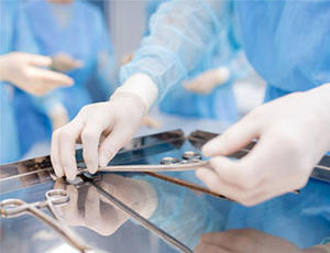 Chirurg hantiert mit medizinischem Besteck