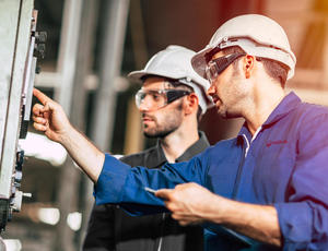 Veolia Service-Techniker vor einer Anlage