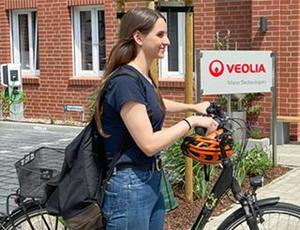 Auszubildende Sina mit Fahrrad vor dem Büro von Veolia Water Technologies in Celle