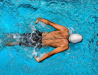 Schwimmer im Schwimmbad von oben