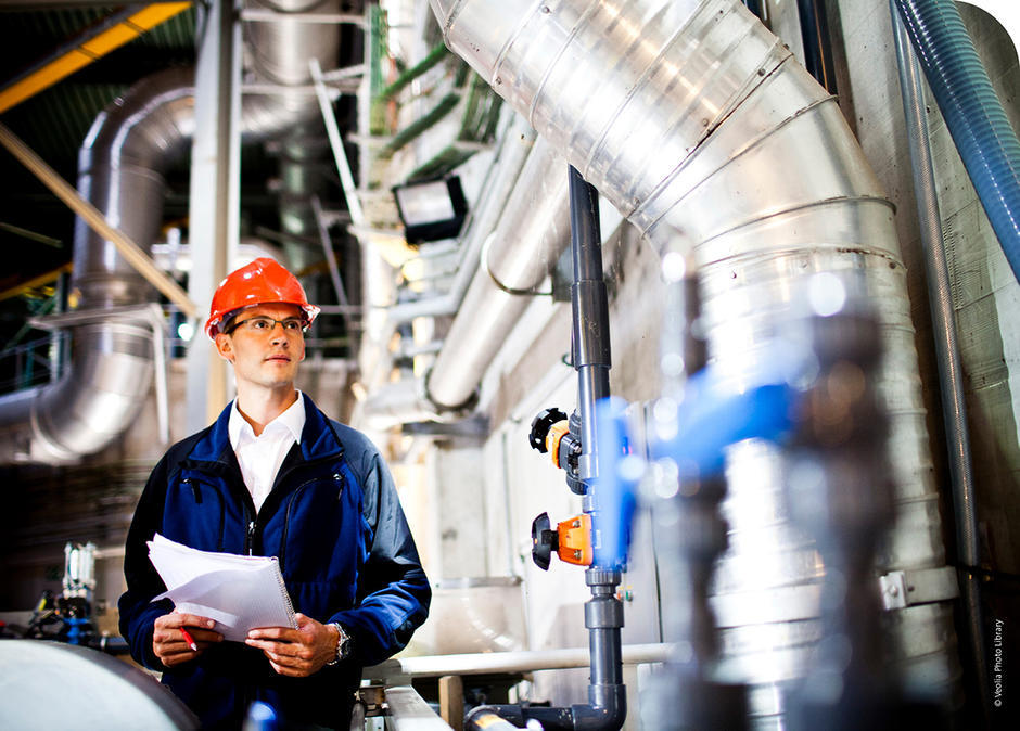 Service-Techniker prüft Anlage