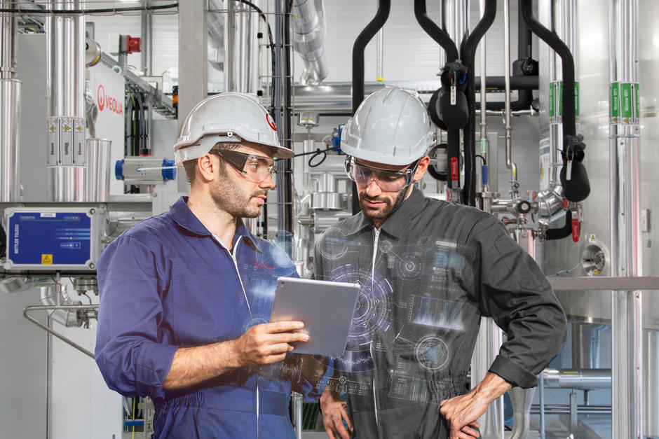 Zwei Servicetechniker vor einer Wasseraufbereitungsanlage