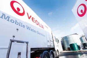 Seitenansicht eines LKW mit mobiler Wasseraufbereitungsanlage von Veolia