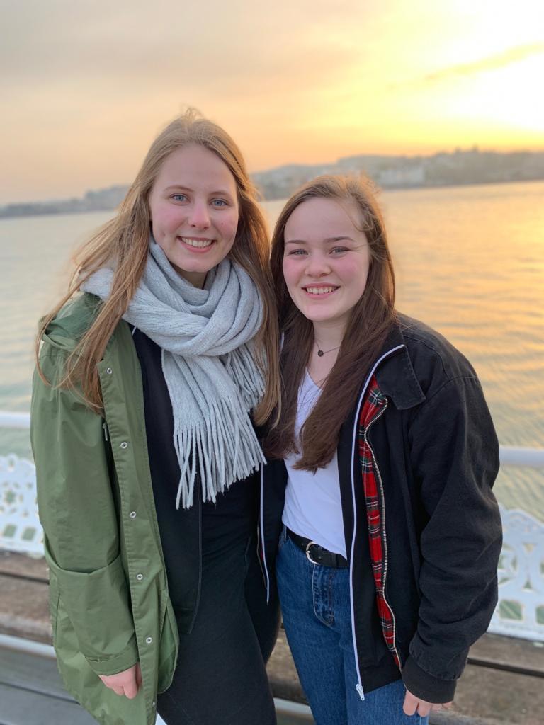 Azubis Franziska und Alina an der Küste in England