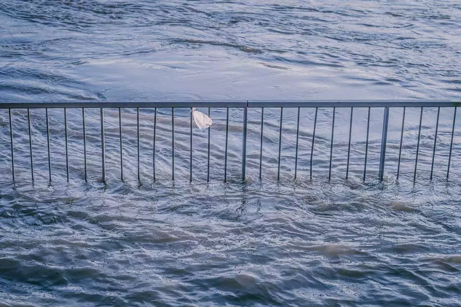 Hochwasser nur der obere Teil eines Zauns zu sehen