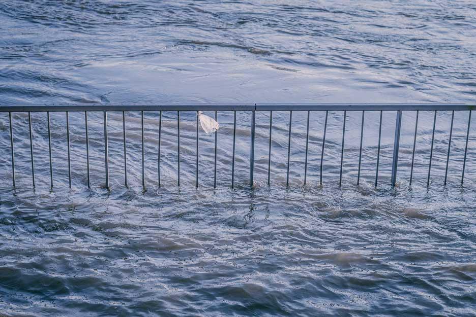 Hochwasser nur der obere Teil eines Zauns zu sehen