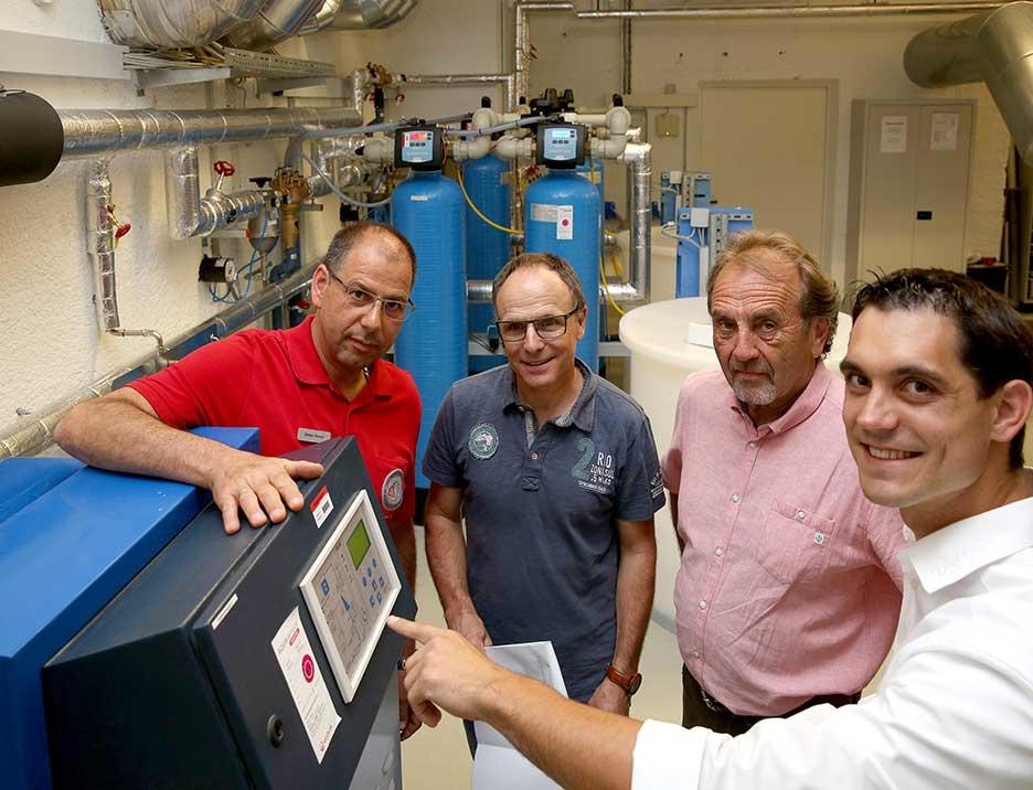 Planer, Technische Leiter und Veolia-Experten vor der Wasseraufbereitung des Klinikum Kempten | Foto: Martina Diemand