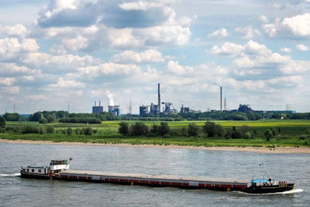 Fluss mit Industriepark im Hintergrund