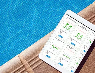 Tablet am Rand eines Schwimmbeckens