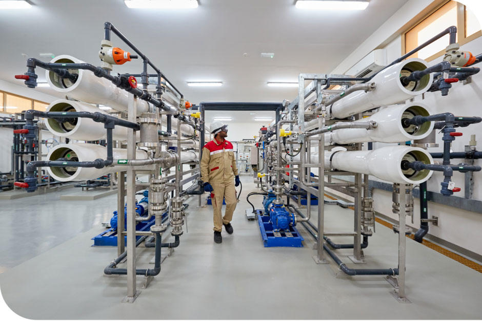 Servicetechniker begutachtet SIRION-Umkehrosmosesysteme von Veolia