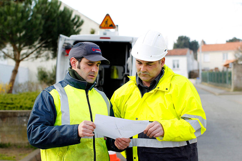 Zwei Service-Techniker von Veolia vor Ort beim Kunden