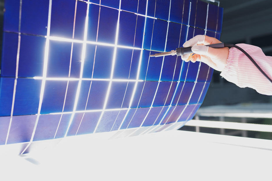 Leitfähigkeit eines Solarpanels wird geprüft