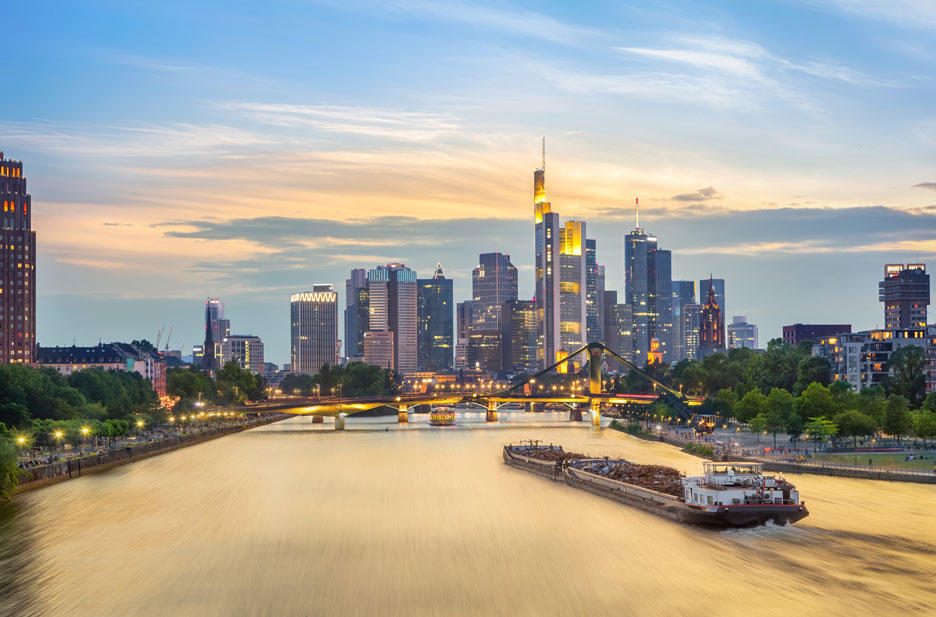 Frankfurt aus der ferne, blick über den Main auf Frankfurt am Horizont