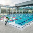 Schwimmbecken des Bades am Stadtwald Neumünster mit Cabrio-Dach