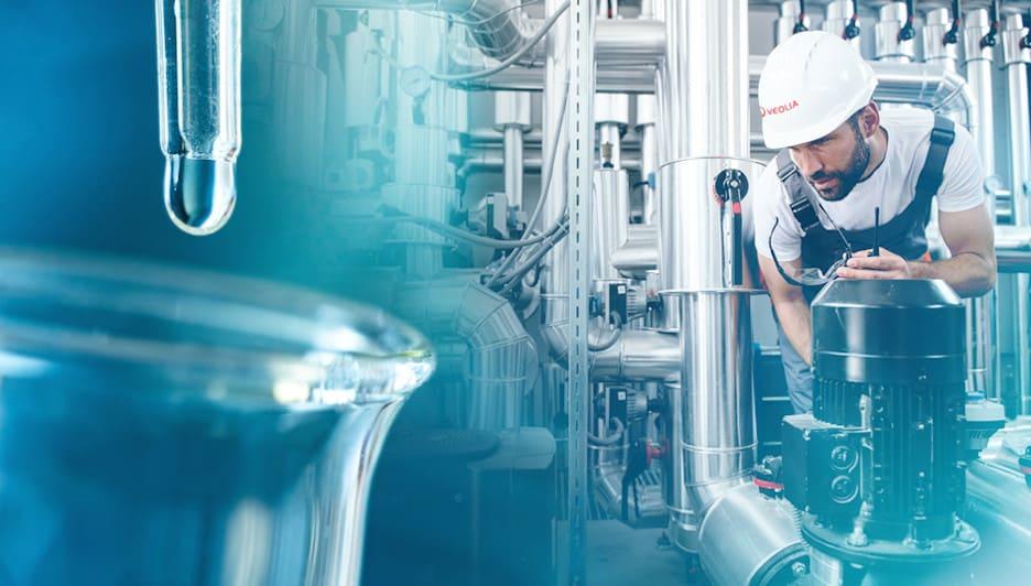 Wasseraufbereitungsanlage mit Techniker und Wassertropfen im Vordergrund