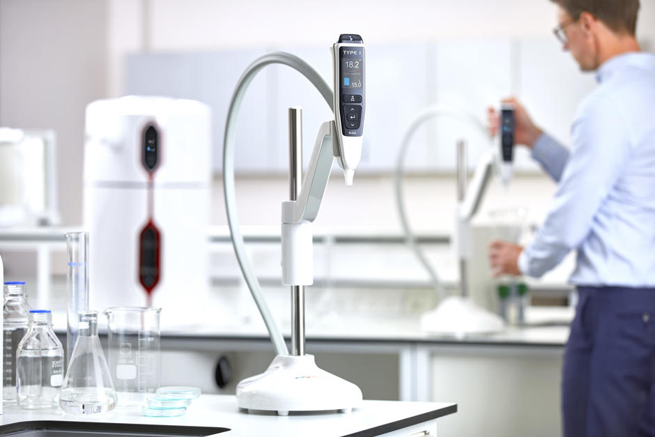 Freistehender Dispenser im Labor