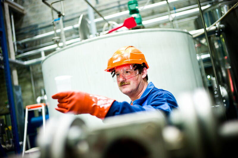 Homme dans une usine de biocarburants - Employé d'une entreprise de biocarburants photo
