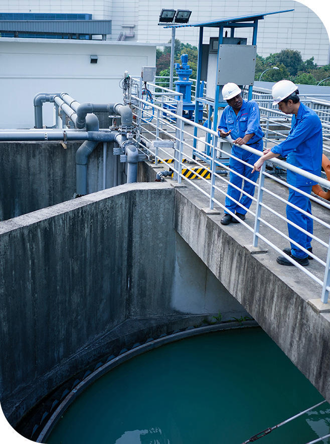 Anlage zur industriellen Abwasserreinigung mit zwei Technikern