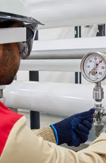 Techniker vor RO-Anlage